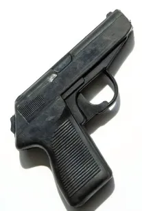 Atrapa gumowa pistoletu P-83