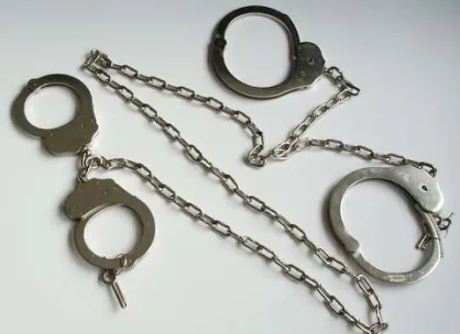 Kajdanki na ręce i nogi ze stali nierdzewnej.