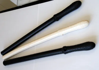 Pałka gumowa krótka biała.